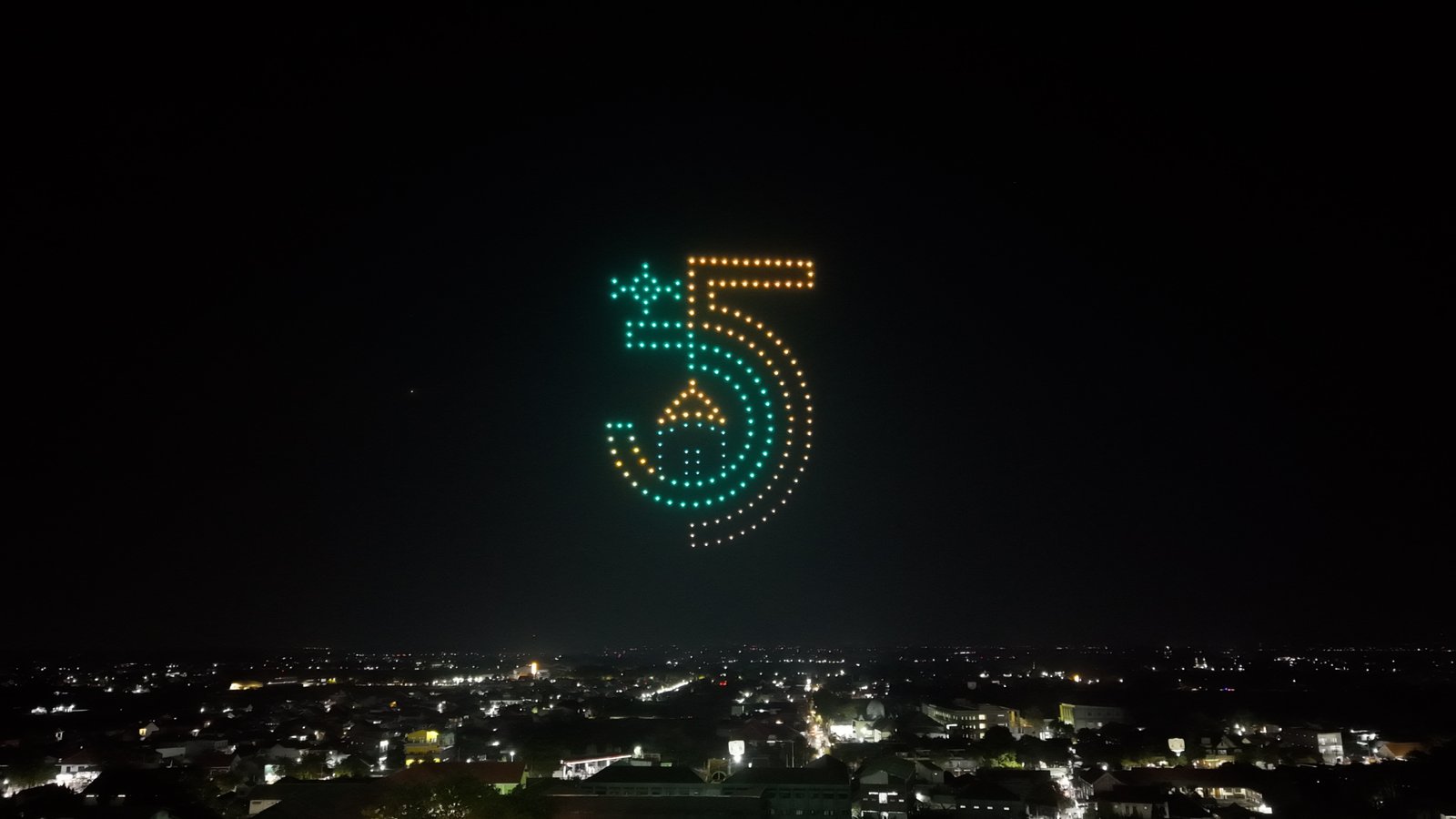 200 Drone Light Show Meriahkan Muktamar ke-35 NU: Pertama di Jombang!