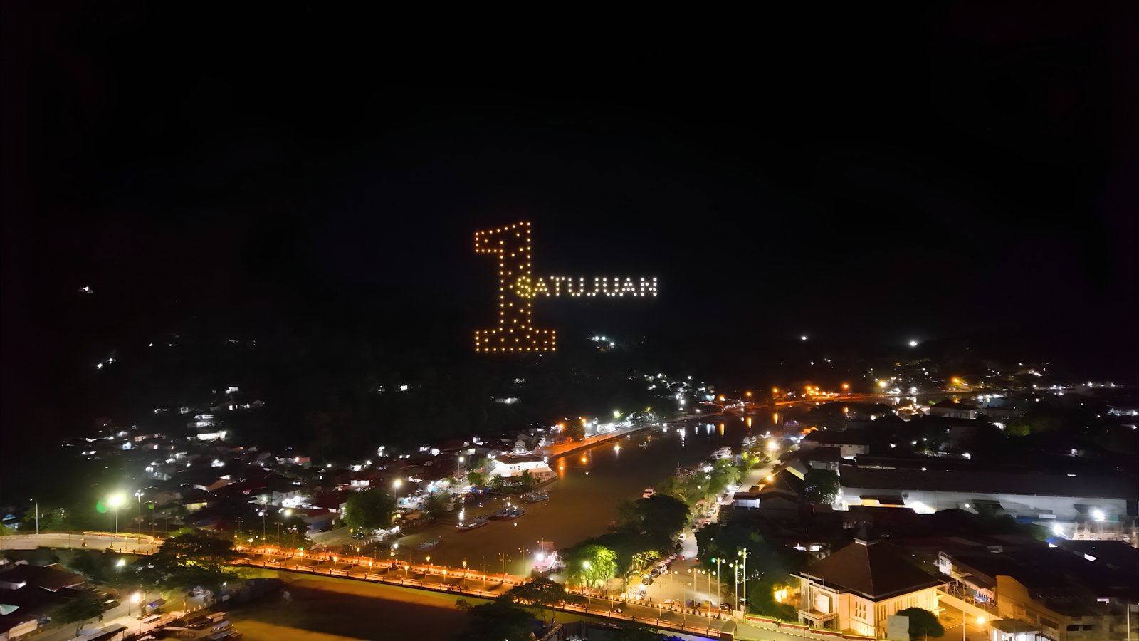 Formasi drone Padang - Rumah Gadang